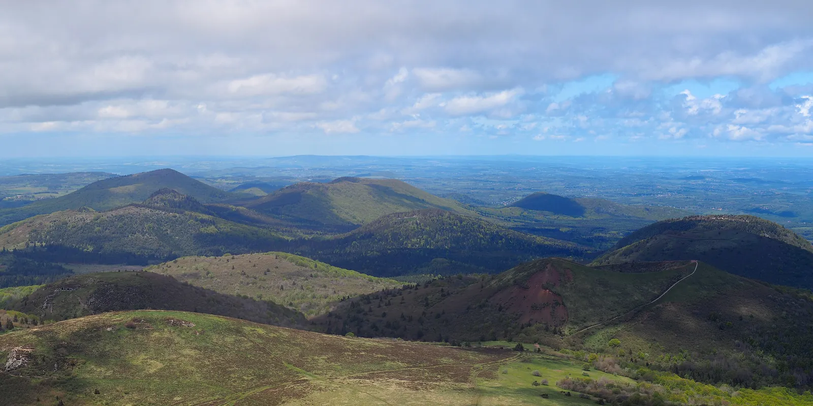 La Chaîne des Puys vue depuis le puy de Dôme, au-dessus de Clermont-Ferrand