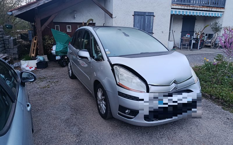 Voiture chargée sur un plateau après rachat et paiement